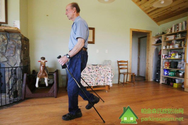 配图: 运动有助于缓解帕金森氏症状。范福科现在每天在用拐杖的辅助下行走30分钟
